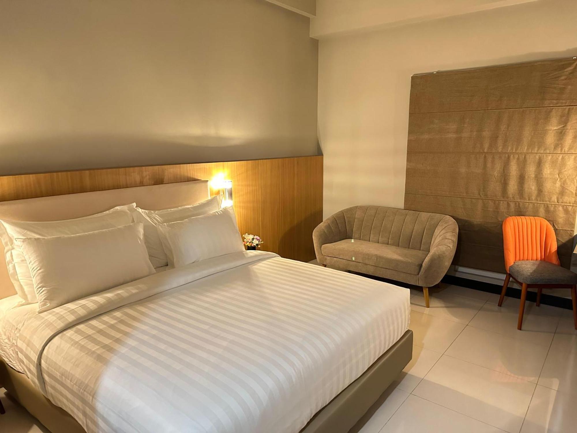 D'Primahotel Jemursari Surabaya Exterior photo